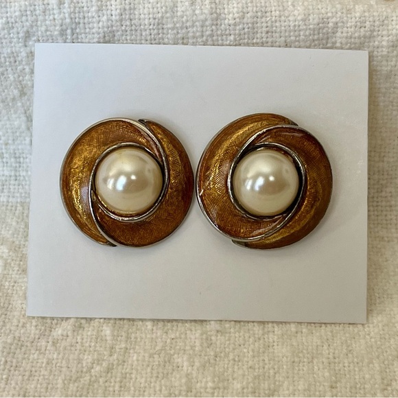 Vintage 80’s 90’s Gold Tone and Copper Color Faux Pearl Earrings - Picture 4 of 4